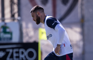 Cagliari a fondo col Venezia, esplode la rabbia dei tifosi sui social