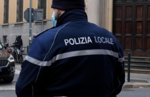 Quartu, giovane in scooter travolge un agente e scappa via