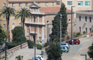 Crolla soffitto in cartongesso negli uffici Erasmus: erano presenti due impiegati