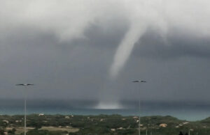 Impressionante tromba marina a Badesi: lo spettacolo impazza sui social