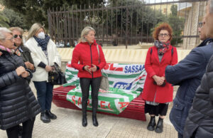 Anche Alghero si tinge di rosso contro la violenza sulle donne