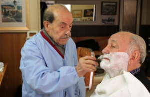 Cagliari piange Antonio Cardia, storico barbiere di via Cimarosa