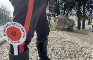 Tenta di rubare del cibo in un negozio: arrestato un 53enne