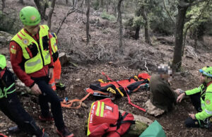Arbus, si rompe la caviglia mentre cerca funghi: anziano salvato