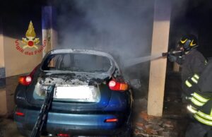 Assemini, auto in fiamme sotto il piano pilotis di un palazzo
