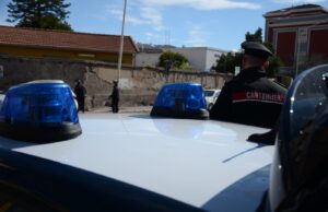 Danneggia un furgone perché è parcheggiato davanti a casa sua