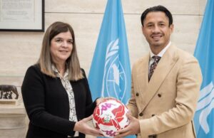 Lapadula, un pallone rosso contro la violenza sulle donne