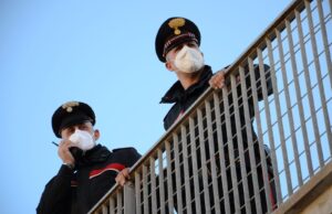 Sant’Elia, fuggono abbandonando un borsello pieno di droga