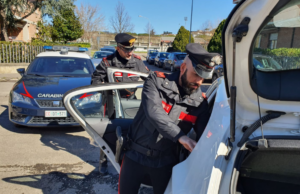 Vede i carabinieri e cerca di scappare: 30enne denunciato, aveva droga con sé