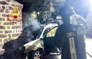 Attentato ad Abbasanta: in fiamme il suv di un ex carabiniere