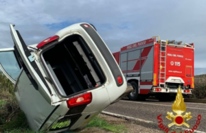 Auto si rovescia in corsa: conducente ricoverato con diversi traumi