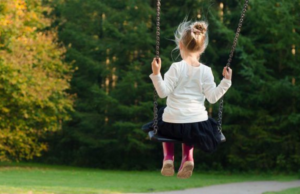 Molesta una bambina al parco: 35enne pestato al Cep di Cagliari