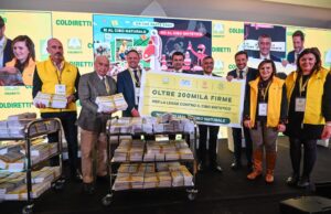 Coldiretti, oltre 200mila firme raccolte contro il cibo sintetico