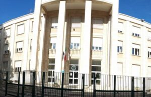 Cagliari, scoppia una rissa fuori dal liceo e spunta un coltello: minorenne nei guai