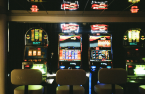 Minorenne sorpreso alle slot machine: bar di Olbia chiuso per 10 giorni