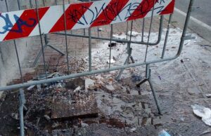 Transenne sul tombino “esploso” in via degli Abruzzi: è polemica