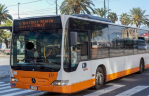 Cagliari, giovane distrugge porta del Ctm dopo una lite