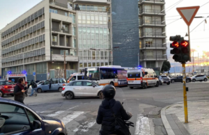 Cagliari, auto si scontra con un bus: tanta paura tra i passeggeri