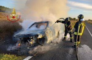L’auto prende fuoco: conducente si salva uscendone in tempo