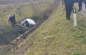 Ha un malore mentre guida: pensionata finisce fuori strada