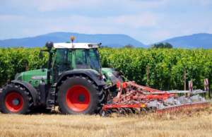 Tragedia ad Iglesias, trattore si ribalta e allevatore muore schiacciato