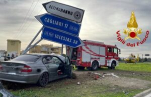 Violento impatto tra due auto sulla ss 130: donna ricoverata in codice rosso