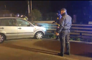 Sassari, due giovani sbandano in auto e si schiantano su un guardrail
