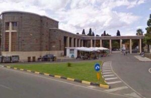 Cagliari, 70enne precipita dalla scala del cimitero e si frattura il bacino