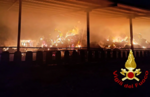 Grave incendio a Tula, in fumo fieno e attrezzi