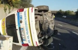 Ambulanza con paziente si ribalta: tre feriti sulla Sassari-Alghero
