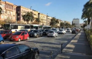 Lavori in pieno centro, è caos a Cagliari: automobilisti inferociti