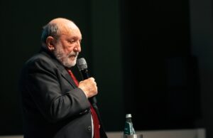 Galimberti: “La Terra si salverà? Falso, l’uomo è destinato ad estinguersi”