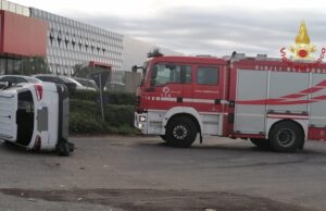 Sestu, donna perde il controllo dell’auto e si ribalta alla rotonda