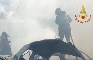 Quartu, incendio coinvolge una decina di auto in disuso