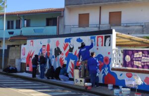A San Gavino la muralista Carol Rollo in difesa delle donne