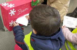 Muravera, bambini alla posta per inviare le letterine a Babbo Natale