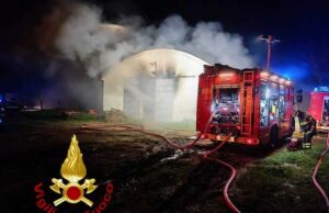 Fiamme nelle campagne di Siligo, distrutto un fienile