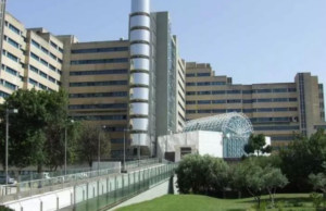 Cagliari, giovane rapinato e pestato a calci in via del Collegio