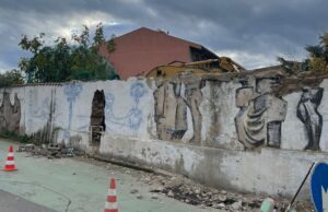 San Sperate, lavori in pieno centro: “crolla” murale di Sciola