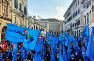 Pensionati in piazza contro la Meloni: “Vuol fare cassa sulle nostre spalle”