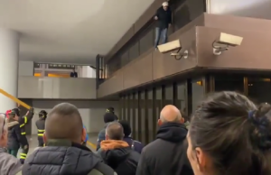 Protesta dei ricciai, pescatore si arrampica sul cornicione