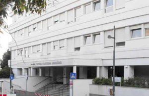 Si dà fuoco in auto, 72enne ricoverato in gravissime condizioni