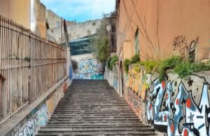 Cagliari, liquami e vandalismo nelle scalette di Santa Chiara