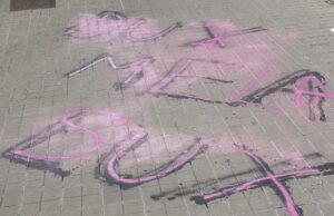 Cagliari, spray rosa sulla scritta fascista nella Facoltà di Lettere