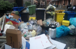 Cagliari, Corso V. Emanuele tra mercatini e spazzatura: cittadini esasperati