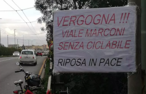Travolto e ucciso a Quartu, il cartello: “Vergogna! Viale Marconi senza ciclabile”