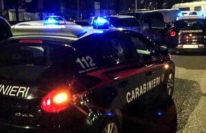 Prende male una rotonda e si schianta contro un muro: giovane in ospedale