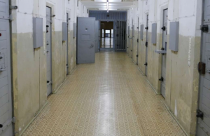 Nel carcere di Uta è il delirio: detenuto prende a bastonate gli agenti