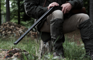 Sparo rimbalza sulla roccia e lo centra in petto: cacciatore in ospedale