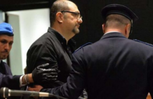 Cagliari, una donna alle 2 di notte ha imbrattato palazzo Consiglio Regionale